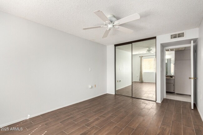 Building Photo - 3033 E Devonshire Ave