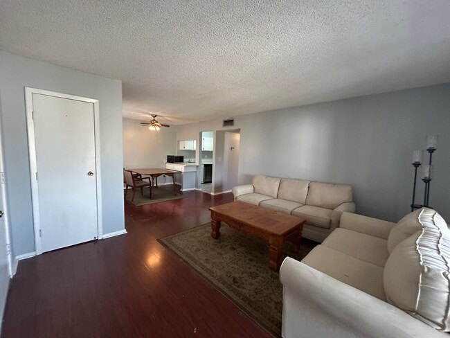 Building Photo - Spacious 1/1 with Balcony with Sunset Views