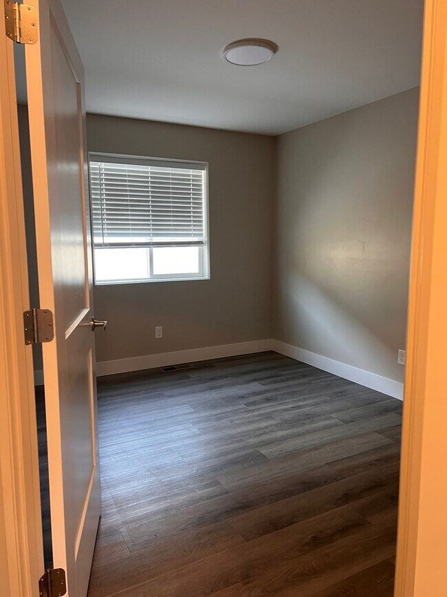 Building Photo - Clean & Modern 2 Bed, 1 Bath Apartment for Rent