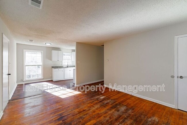 Building Photo - 414 W Richland Ave