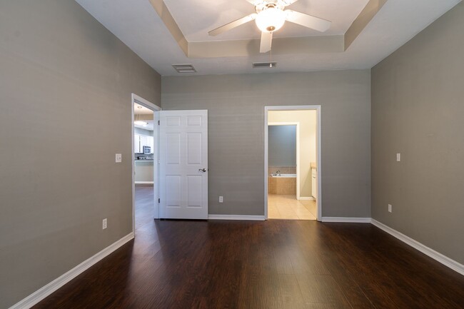 Building Photo - Luxury Living in The Villas of West End – ...