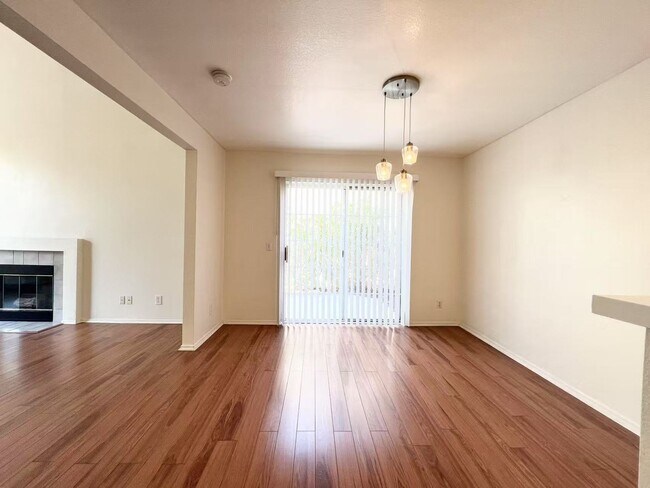 Building Photo - Spacious Townhome in Desirable Green Valle...