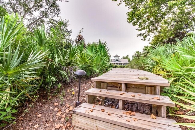 Building Photo - 99 Grande Pointe Cir