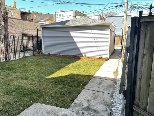 Building Photo - 4044 W Kamerling Ave