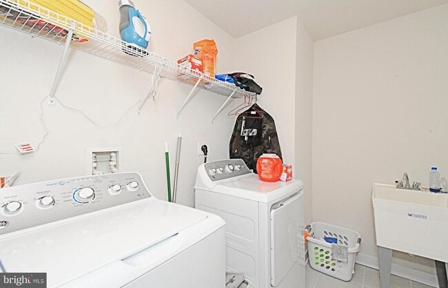 Building Photo - 500 Sterling Dr