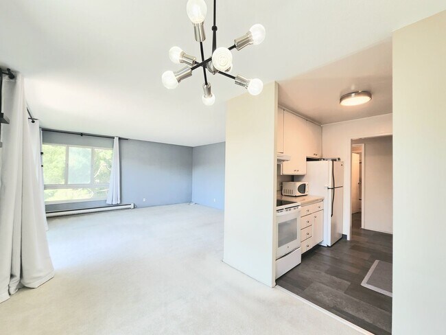 Building Photo - Top floor Woodlake condo, corner location