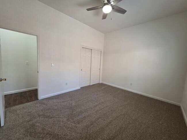 Building Photo - 3 bedroom 2 bathroom in a desirable SE Vis...