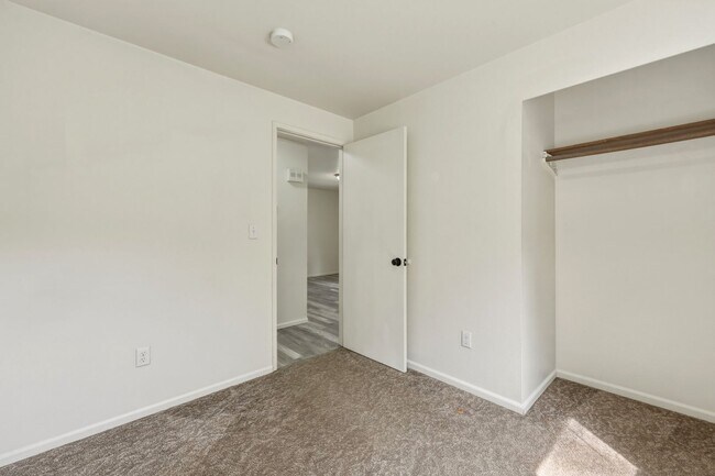 Building Photo - MOVE IN READY NOW!! 4 bed 1 bath on shy half acre! North Thurston School District