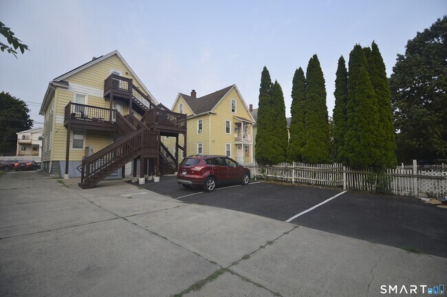 Building Photo - 807 Brewster St