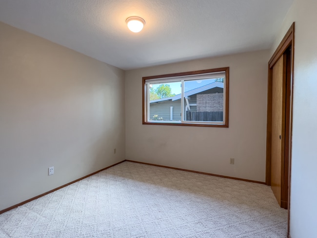 Building Photo - Spacious 3 Bedroom 1 Bath Ranch House  in Milwaukie! Washer and Dryer Included!