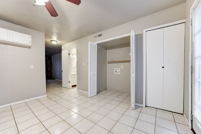 Building Photo - Cute Townhouse in the Heart of Norman, just minutes from OU!