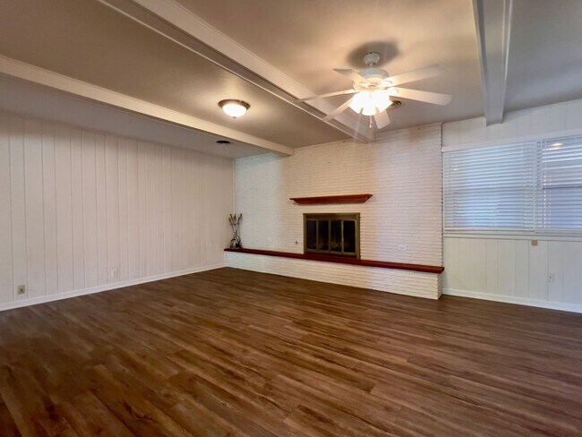 Building Photo - PRE-LEASING for June! Stunning Large 3 Bedroom Home!