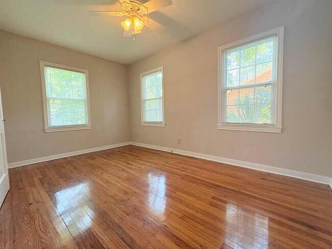 Building Photo - 606 Collins Dr