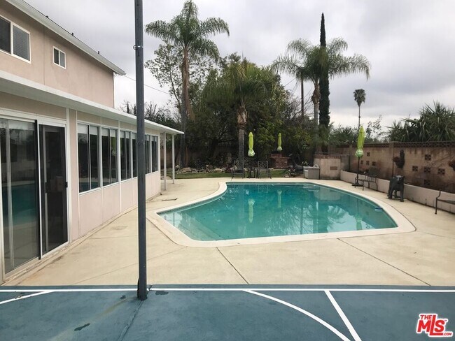 Building Photo - 8031 Melba Ave