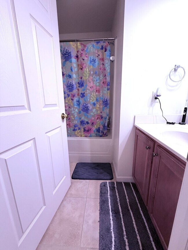 Building Photo - 3 Bedroom Townhome in Mechanicsburg