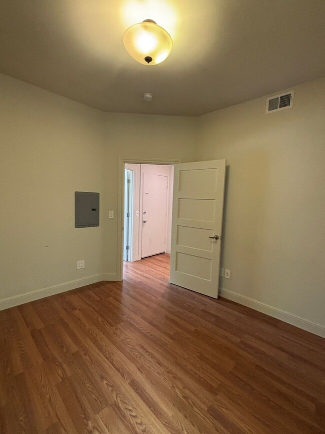 Building Photo - 2264