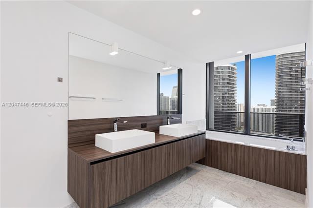 Building Photo - 1000 Brickell Plz