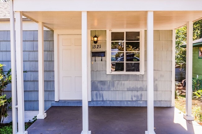 Building Photo - 2BR Cozy Ensley Home