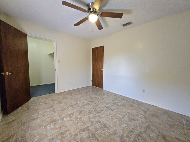 Building Photo - Quaint 2BD/1BTH apartment with a big back yard!