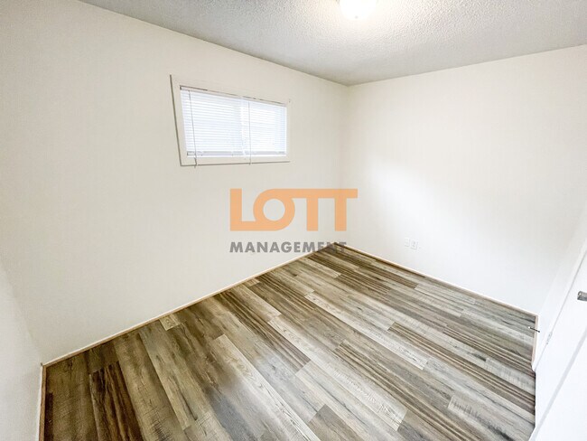 Building Photo - 10 Montis Dr