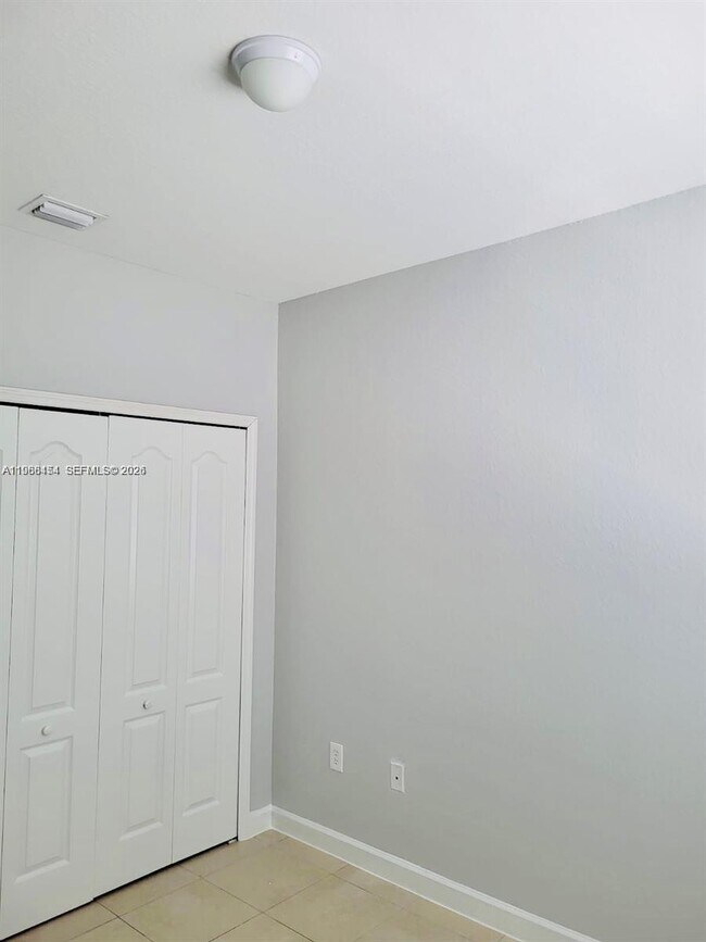 Building Photo - 1543 SE 25th St