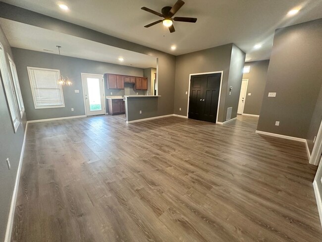 Building Photo - Beautiful 4-Bedroom; 2 bath Home for Rent Near Lake Shawnee