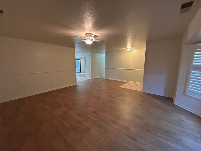 Building Photo - 3 Bedroom Home for Rent in Anderson CA | Large Family Room, 2 Car Garage, Pet Friendly