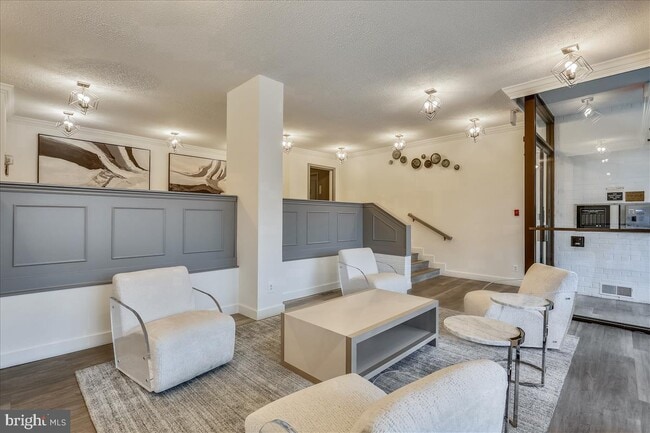 Building Photo - 4 Monroe St