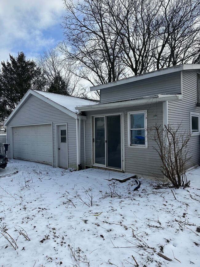 Garage and Bonus Man Cave - 510 Sherry St