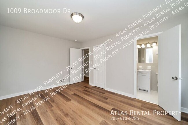 Building Photo - 1009 Broadmoor Dr