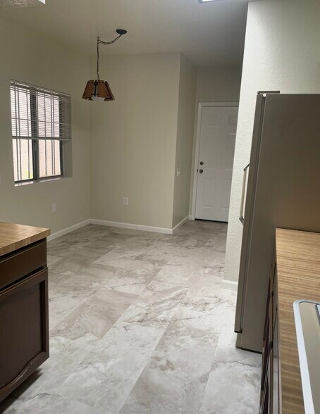 Building Photo - 1501 W Calle Mendoza