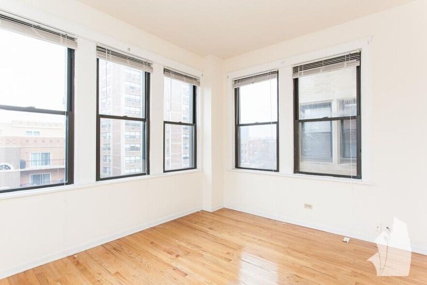 Building Photo - 4242 N Sheridan Rd