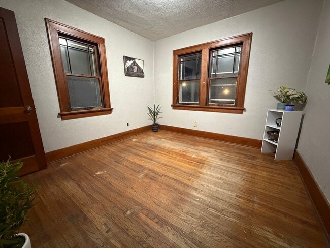 Building Photo - 2 bed, 1 bath home for rent in Waterloo