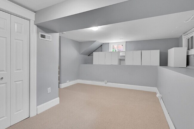 Building Photo - $3,595 - 3 Bed, 2 Bath Updated Home In Den...