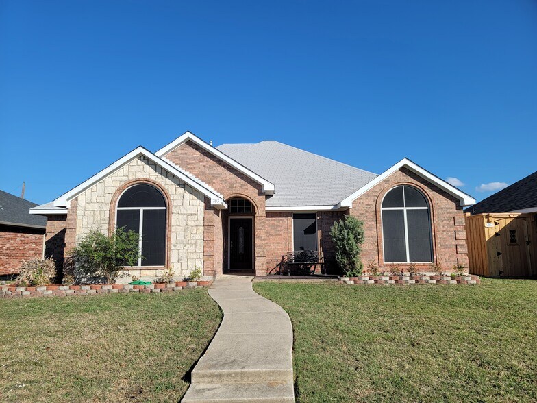 Primary Photo - 703 Flagstone Way