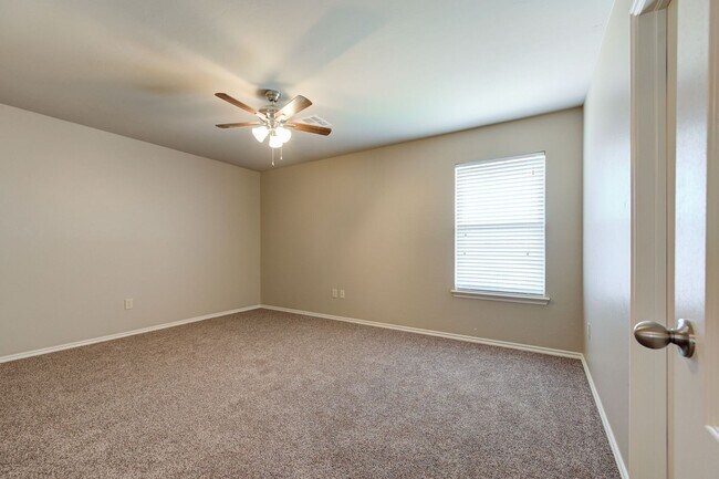 Building Photo - ** $500 Off Move-in Special ** Gorgeous 4 ...