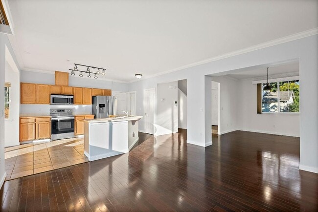 Building Photo - Modern 4-Bedroom Home with 5-Piece Primary...