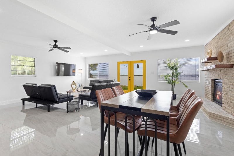 Building Photo - 1824 Lake St