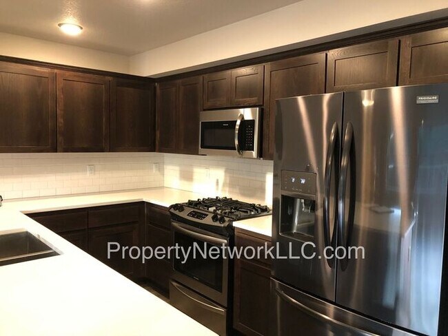 Building Photo - Outstanding Townhouse in Sandy Oregon