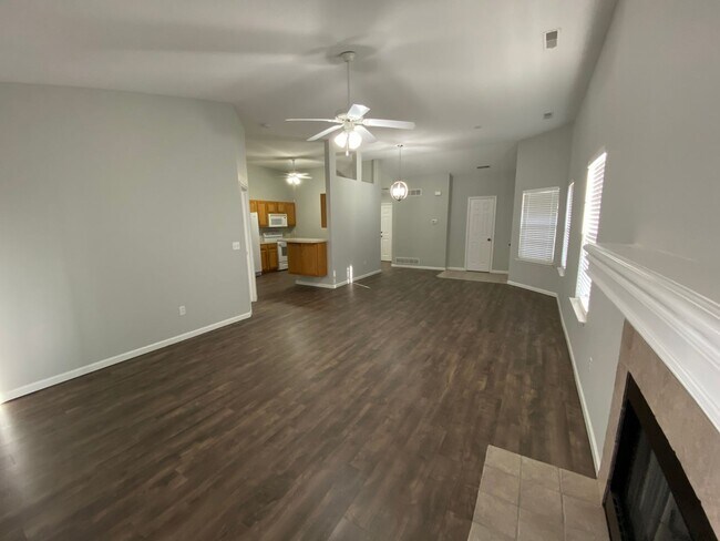 Building Photo - Great Location! 2 Bed 2 Bath 2 car garage.