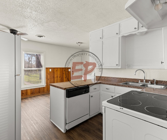 Building Photo - 2712 Lyle Ave