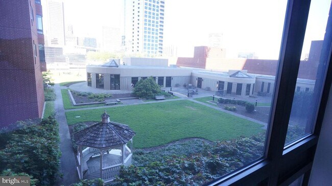 Building Photo - 10 E Lee St