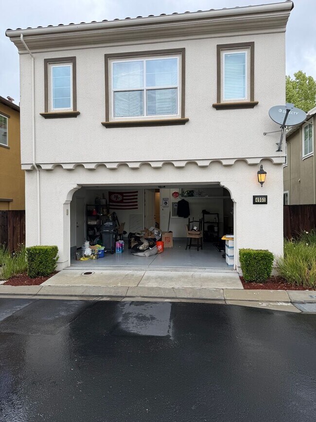 Building Photo - Beautiful Upgraded 4 Bed 3 Bath home in San Ramon Gale Ranch