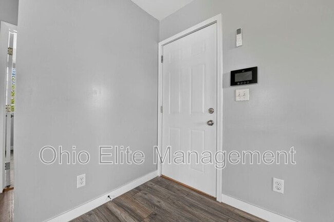 Building Photo - 1094 Oakwood Ave