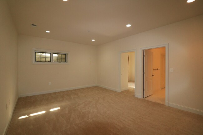 Building Photo - SHORT TERM LEASE AVAILABLE -- Luxury TH in Bethesda - 4 bed + 3.5 ba - Elevator TH in Gated commu...