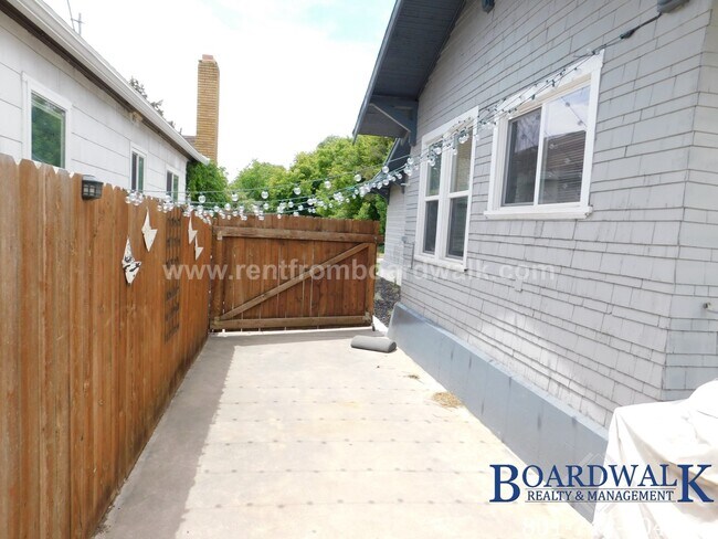 Building Photo - 657 Warnock Ave S