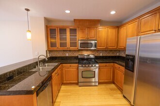 Building Photo - Beautiful 3 bedroom townhouse that is conv...