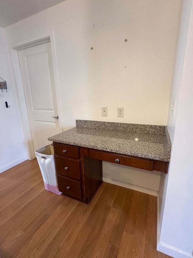 Building Photo - Gorgeous Condo!