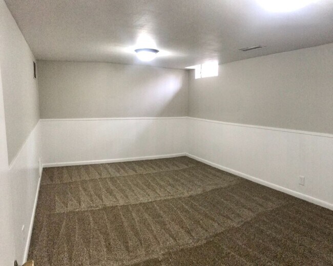 Building Photo - Beautiful 4 Bedroom 2 Bathroom Home