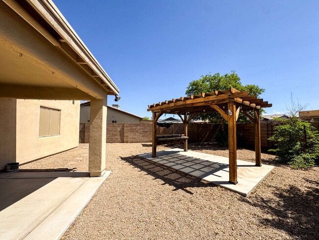 Building Photo - "3-Bed, 2-Bath Retreat in Estrella, Mesa Del Sol!"